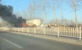 危險！散裝水泥車起火燃燒，大火吞噬車頭（附視頻）