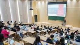 媧石集團黨委書記、董事長魏華山做客國際經濟與貿易學院！