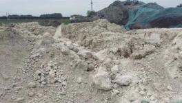 山水工廠對面露天存放固廢，占地三四畝塵土飛揚！